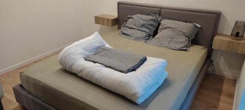 ein Bett mit zwei Kissen darüber in der Unterkunft résidence des dunes in Landéda