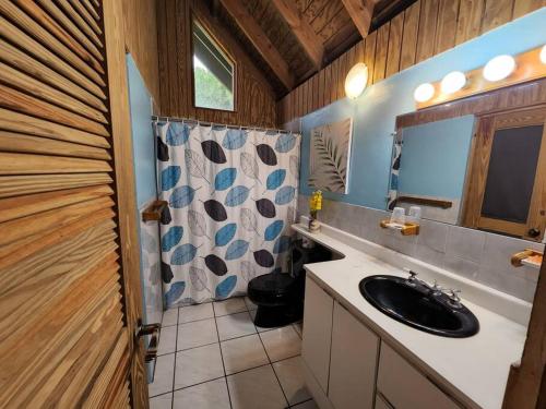 a bathroom with a sink and a mirror at Casa Campo Obymar/vista panorámica/piscina privada in Moca