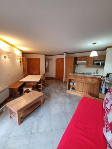 eine Küche mit einem Tisch und Bänken in einem Zimmer in der Unterkunft Chalet de la Grand Vy : Appart 6/7 personnes. in Valloire