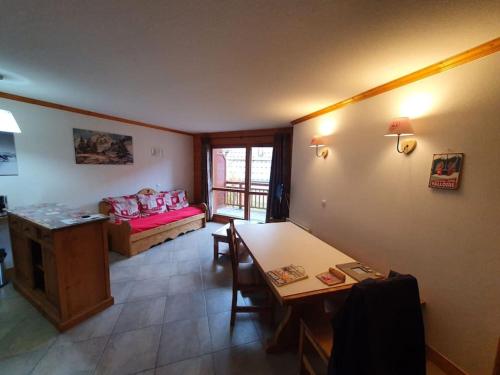 ein Wohnzimmer mit einem Sofa und einem Tisch in der Unterkunft Chalet de la Grand Vy : Appart 6/7 personnes. in Valloire