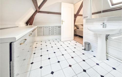 baño con lavabo y suelo de baldosa blanca en Beautiful Home In Lamorlaye With Wifi, en Lamorlaye