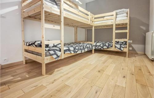 2 literas en una habitación con suelo de madera en Beautiful Home In Lamorlaye With Wifi, en Lamorlaye