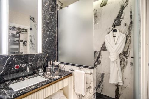 a bathroom with a sink and a mirror at CC Palace Hotel in Rome