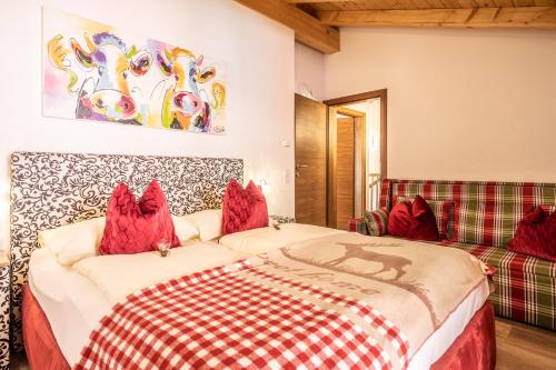 Una cama o camas en una habitación de The Kaprun Edition - Luxury Chalets & Style Suites