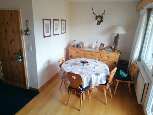 - une salle à manger avec une table et des chaises dans l'établissement Apartment in Crans Montana Town Centre Mountain View, à Crans-Montana