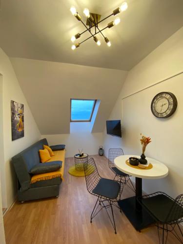 un soggiorno con un divano e un tavolo di Vlasic Apartmani CENTAR a Vršac