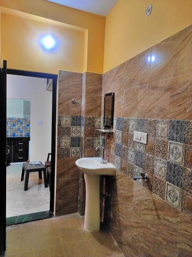 a bathroom with a sink and a mirror at Anandam Home Stay in Rishīkesh