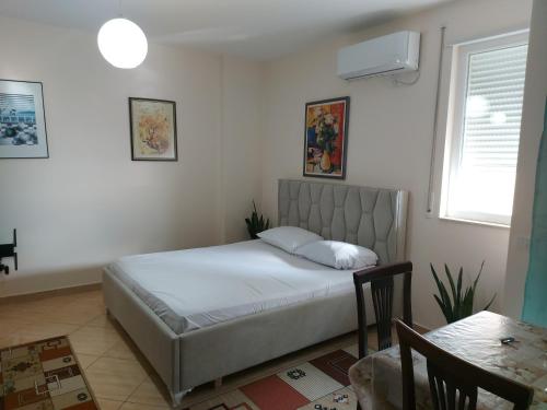 - une chambre avec un lit et une table dans l'établissement Bral Apartments 4, à Durrës