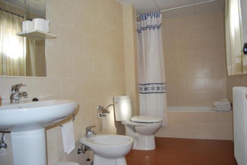 a bathroom with a toilet and a sink at Hostal de Montaña la Casa Grande in Nogueruelas