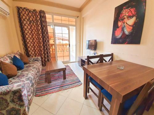 - un salon avec un canapé et une table dans l'établissement lucky house Dahab, à Dahab