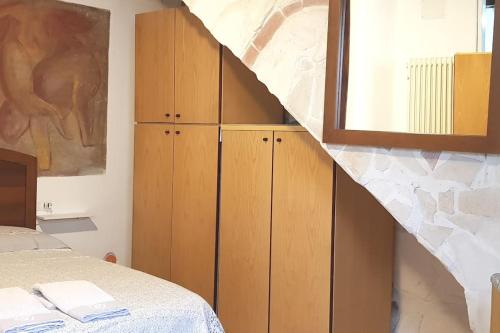 ein Schlafzimmer mit Holzschränken und einer Treppe in der Unterkunft Appartamento La Grotta in Vicenza