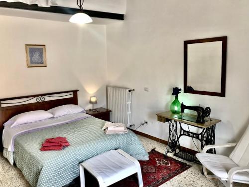 1 dormitorio con cama, mesa y espejo en Casa Palazzo Civitanova, en Civitanova del Sannio