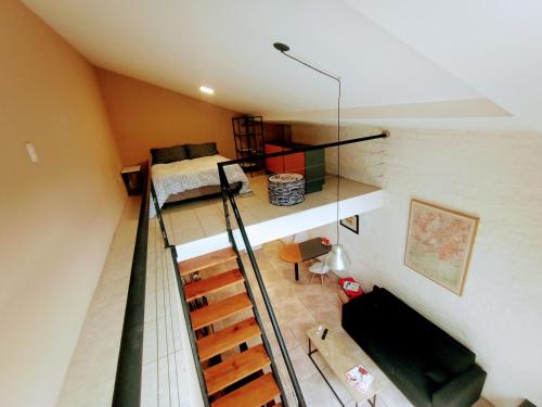 Habitación con altillo con cama y escalera. en Económico y Hermoso Loft, cerca de todo! en Buenos Aires