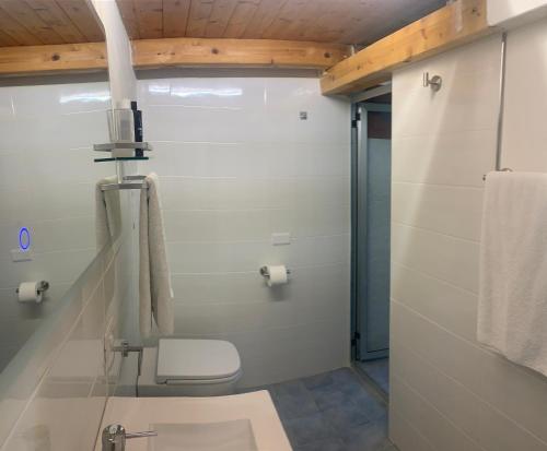 bagno con box doccia e servizi igienici. di Enza Vacanze a Santa Maria di Castellabate