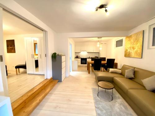 un soggiorno con divano e tavolo di Apartments Soldanella a Leukerbad