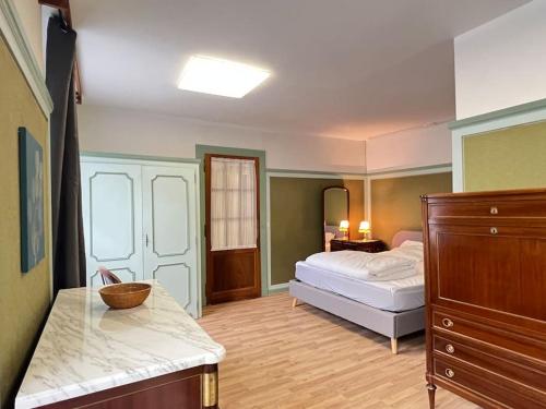 - une chambre avec un lit et une commode dans l'établissement Quartier piéton. T3 65m2. 2 chambres. 5 personnes., à Cauterets