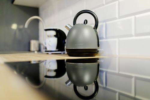 a tea kettle sitting on a counter in a kitchen at Na niebieskim Widoku in Wrocław