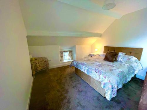 um quarto com uma cama grande num quarto em Castle Buildings Cottage1 em Llanrhaeadr-ym-Mochnant