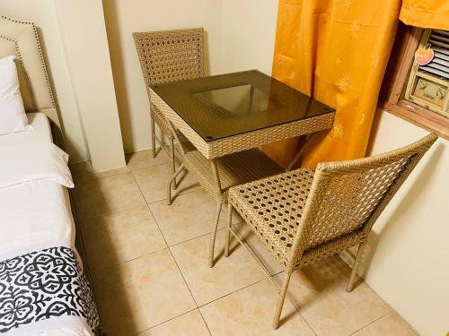 mesa y sillas en una habitación con cama en O Boutique Hotel (Free Breakfast), en Tagaytay