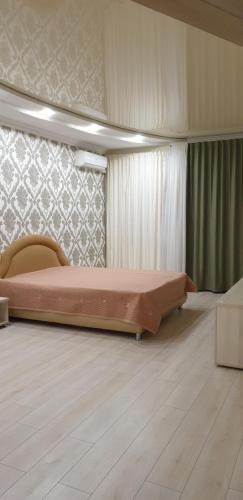 チェルカースィにあるApartament near Dnieperのベッドルーム1室(大型ベッド1台付)
