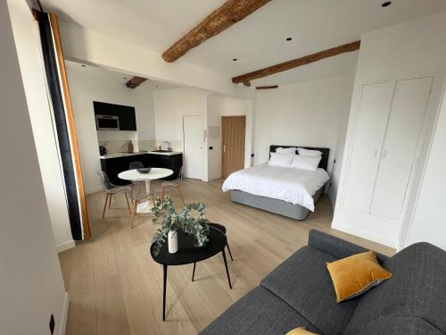 sala de estar con cama y sofá en Appartement 33 m2 comme une junior suite - vue Port et Palais des festivals, en Cannes