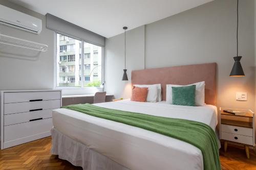 um quarto com uma grande cama branca e uma janela em Magnifico em Copacabana - Suite - BI204 no Rio de Janeiro