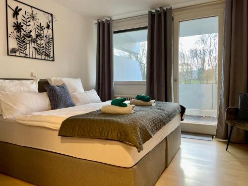 - une chambre avec un lit avec deux animaux rembourrés dans l'établissement LaMiaCasa Design Apartment near Ludwigsburg 2,5 rooms 75 sqm, à Schwieberdingen
