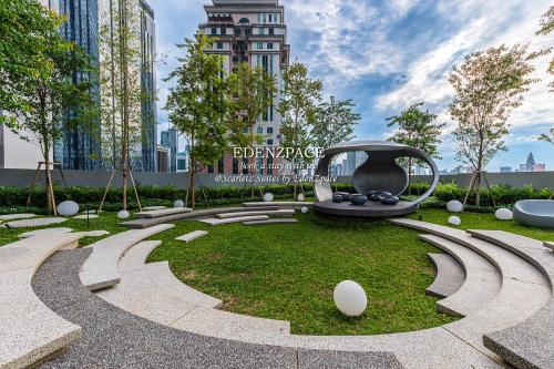 Scarletz Suites by Edenzpace @ KLCC Area في كوالالمبور: حديقة في مدينة مع أرجوحة