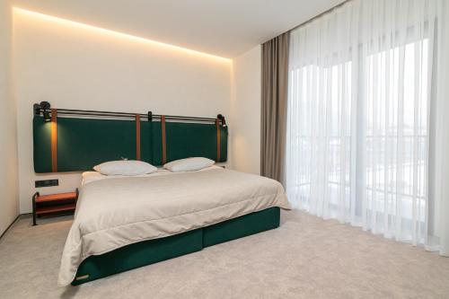 Postel nebo postele na pokoji v ubytování HVOYA Apart-Hotel & SPA