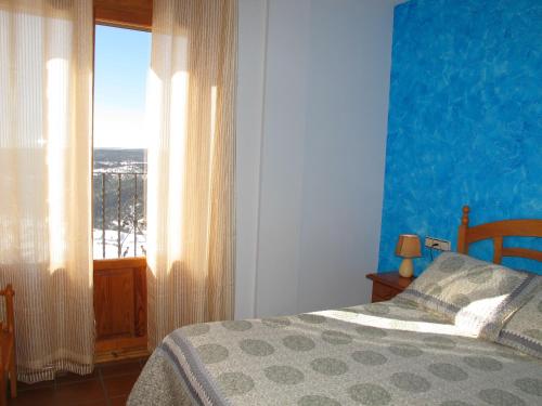 Ένα ή περισσότερα κρεβάτια σε δωμάτιο στο Hostal Gúdar