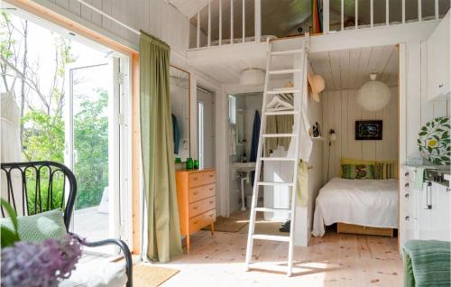 um quarto com um beliche e uma escada em 2 Bedroom Gorgeous Home In Ells em Ellös