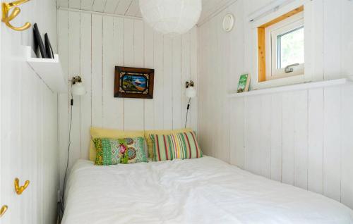 um pequeno quarto com uma cama branca num quarto em 2 Bedroom Gorgeous Home In Ells em Ellös