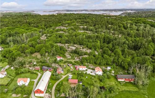 uma vista aérea de uma pequena aldeia com um comboio em 2 Bedroom Gorgeous Home In Ells em Ellös