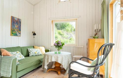 uma sala de estar com um sofá verde e uma mesa em 2 Bedroom Gorgeous Home In Ells em Ellös