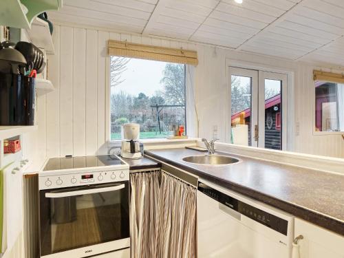 una cucina con piano cottura e lavandino di Holiday home Rødby LIV a Rødby