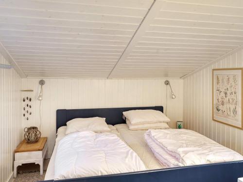 un letto con due cuscini in una stanza di Holiday home Rødby LIV a Rødby