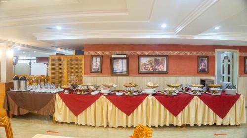 una mesa con un mantel rojo y amarillo en Hôtel Atenas en Tetuán