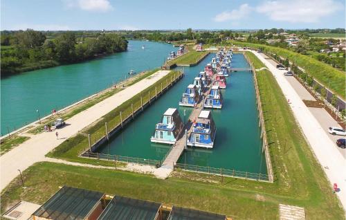 Nice ship-boat in Lignano with Outdoor swimming pool, 2 Bedrooms and WiFi