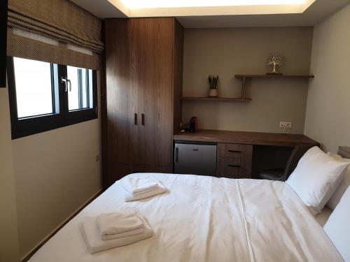 カルディツァにあるOlive Deluxe Roomのベッドルーム1室(ベッド1台、タオル2枚付)