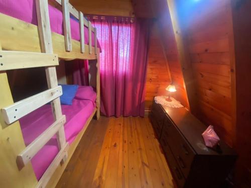 a room with two bunk beds and a window at Alpina La Luna in Valle Hermoso