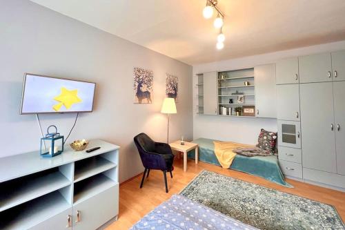 a small living room with a desk and a chair at Pille Apartman in Szeged