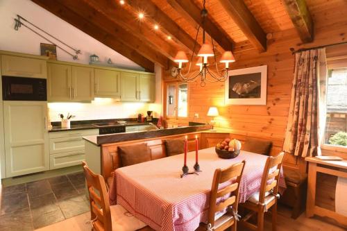Magnifique Ski in/out, cosy and calm, 4 bedrooms廚房或簡易廚房