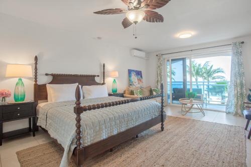 una camera con letto e ventilatore a soffitto di Beautiful Maho Condo Steps from the Beach a Maho Reef