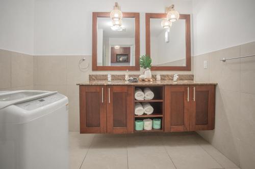 W łazience znajduje się umywalka i lustro. w obiekcie Beautiful Maho Condo Steps from the Beach w mieście Maho Reef