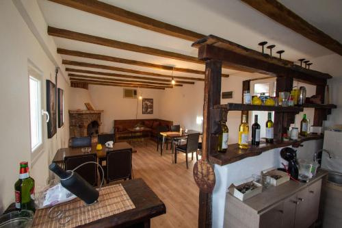 sala de estar con cocina y comedor en Villa In Apartments, en Ohrid