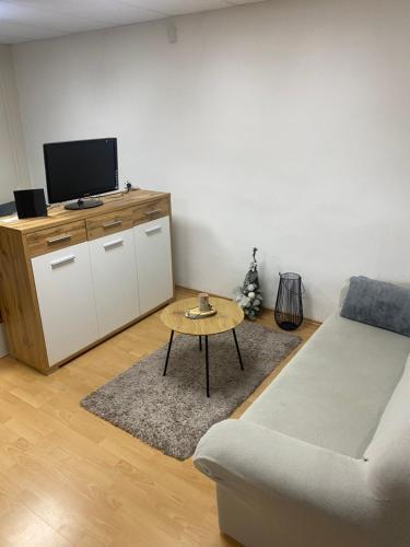 uma sala de estar com um sofá e uma mesa em Aparmánový byt v centre Banskej Bystrice & free parking em Banská Bystrica