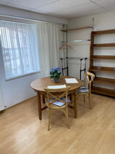 uma mesa de jantar e cadeiras num quarto em Aparmánový byt v centre Banskej Bystrice & free parking em Banská Bystrica