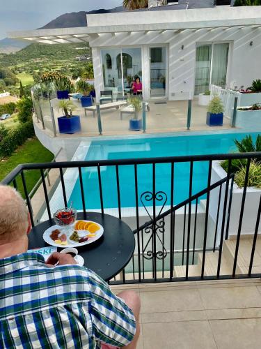 un homme assis à une table avec une assiette de nourriture dans l'établissement Villa Hesla, à Estepona