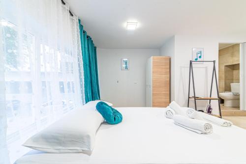 Un dormitorio con una cama blanca y una ventana. en New Loft in the Heart of City Center, en Heraclión