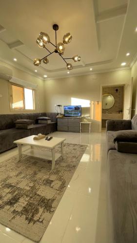 شقة الشوقية في مكة المكرمة: غرفة معيشة مع أريكة وطاولة قهوة